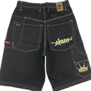 Jort color negro con diseños.
